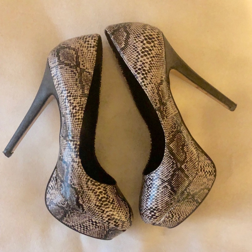 61/2 Joey snake skin pumps